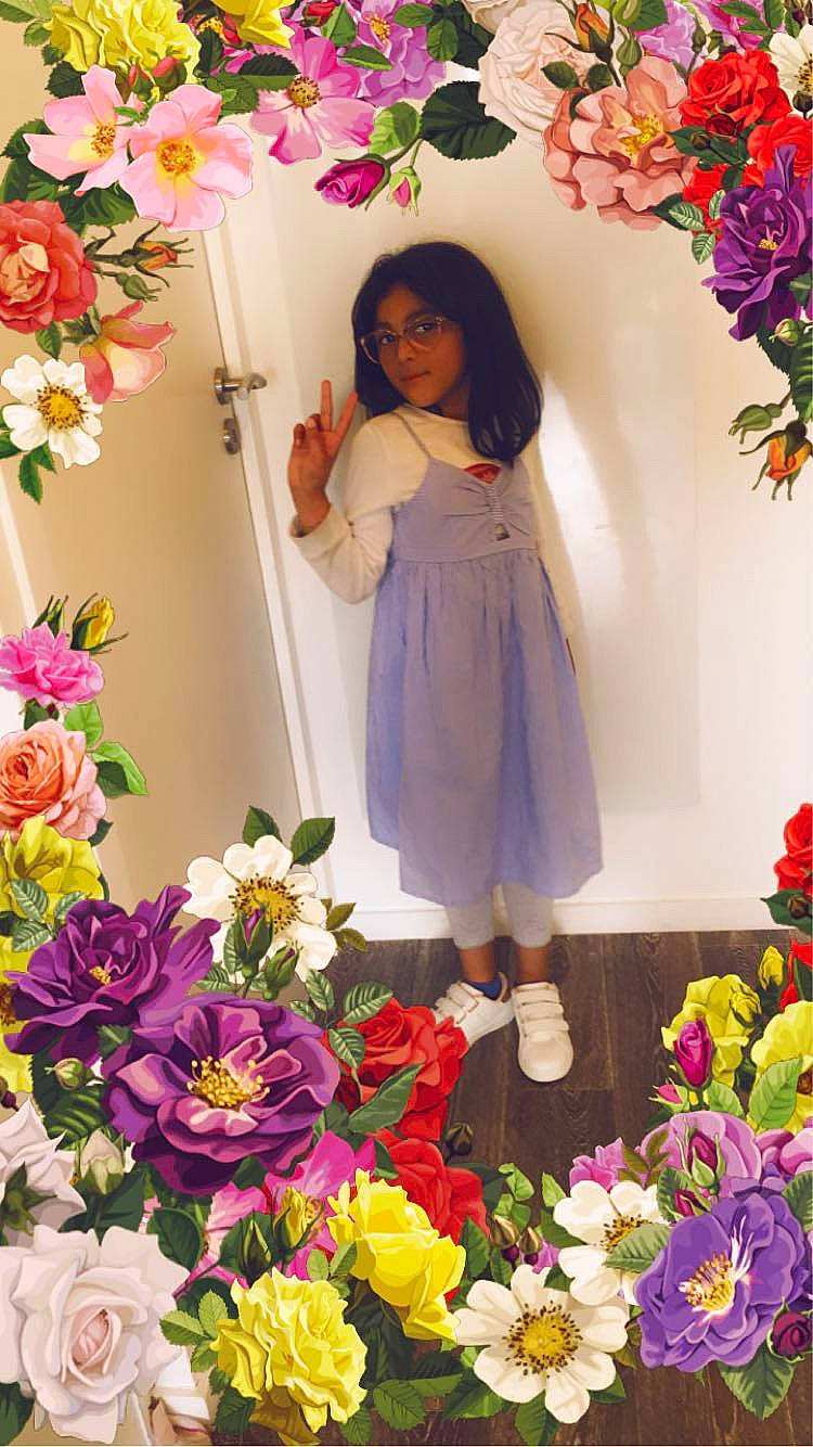 Samira participe au concours pour gagner de l'argent avec cette photo : beauty, botany, bouquet, creative_arts, cut_flowers, event, floral_design, floristry, flower, flower_arranging, flowerpot, leaf, orange, person, petal, pink, plant, red, rose, white