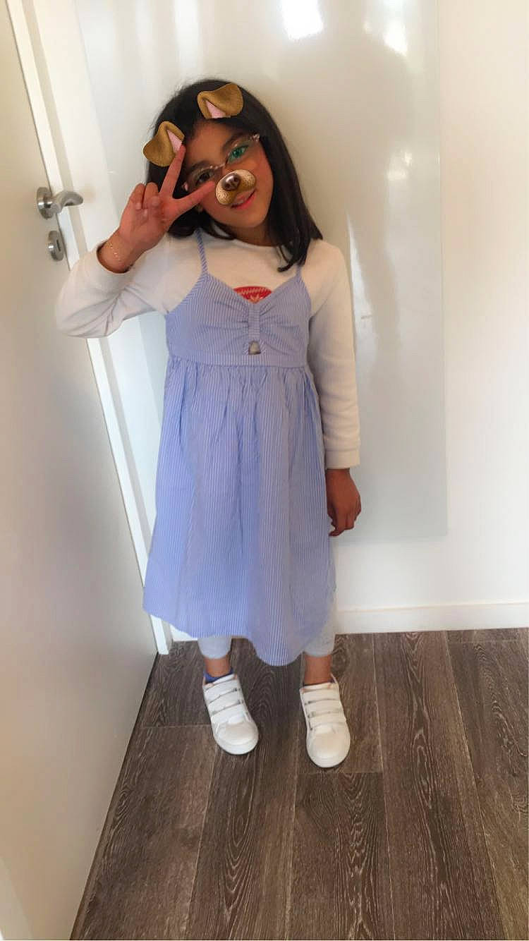 Samira participe au concours pour gagner de l'argent avec cette photo : day_dress, dress, elbow, face, fashion_design, floor, flooring, footwear, hair, headwear, human_body, knee, leg, one_piece_garment, person, shoe, shoulder, sleeve, thigh, trunk