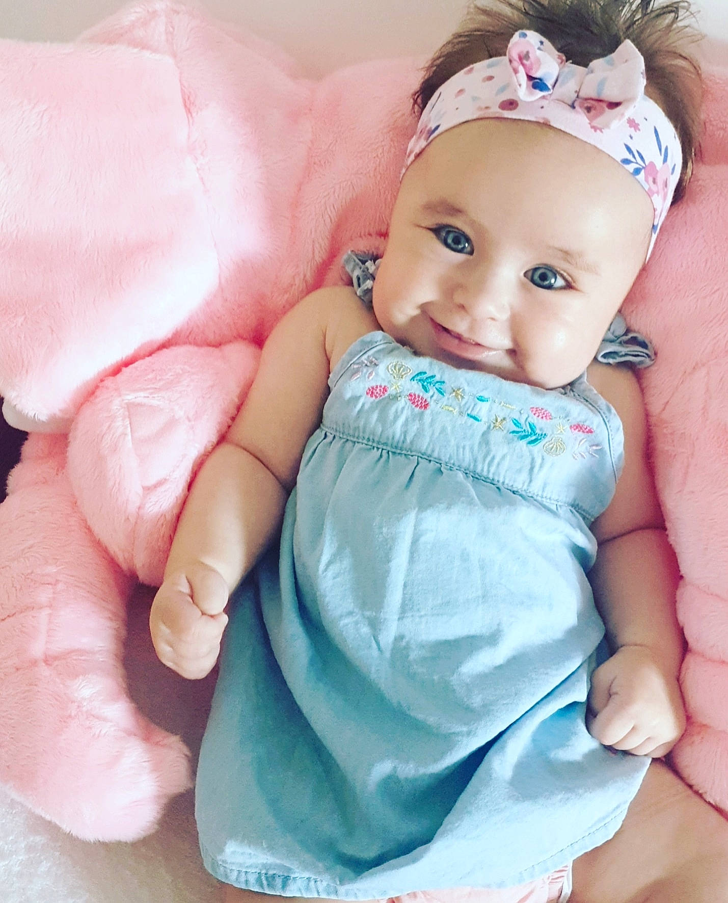 Indya a rejoint le concours — aidez-le/la à gagner de superbes lots ! baby, baby_products, baby_toddler_clothing, cheek, child, finger, hair_accessory, hand, headband, headwear, person, pink, product, skin, smile, toddler