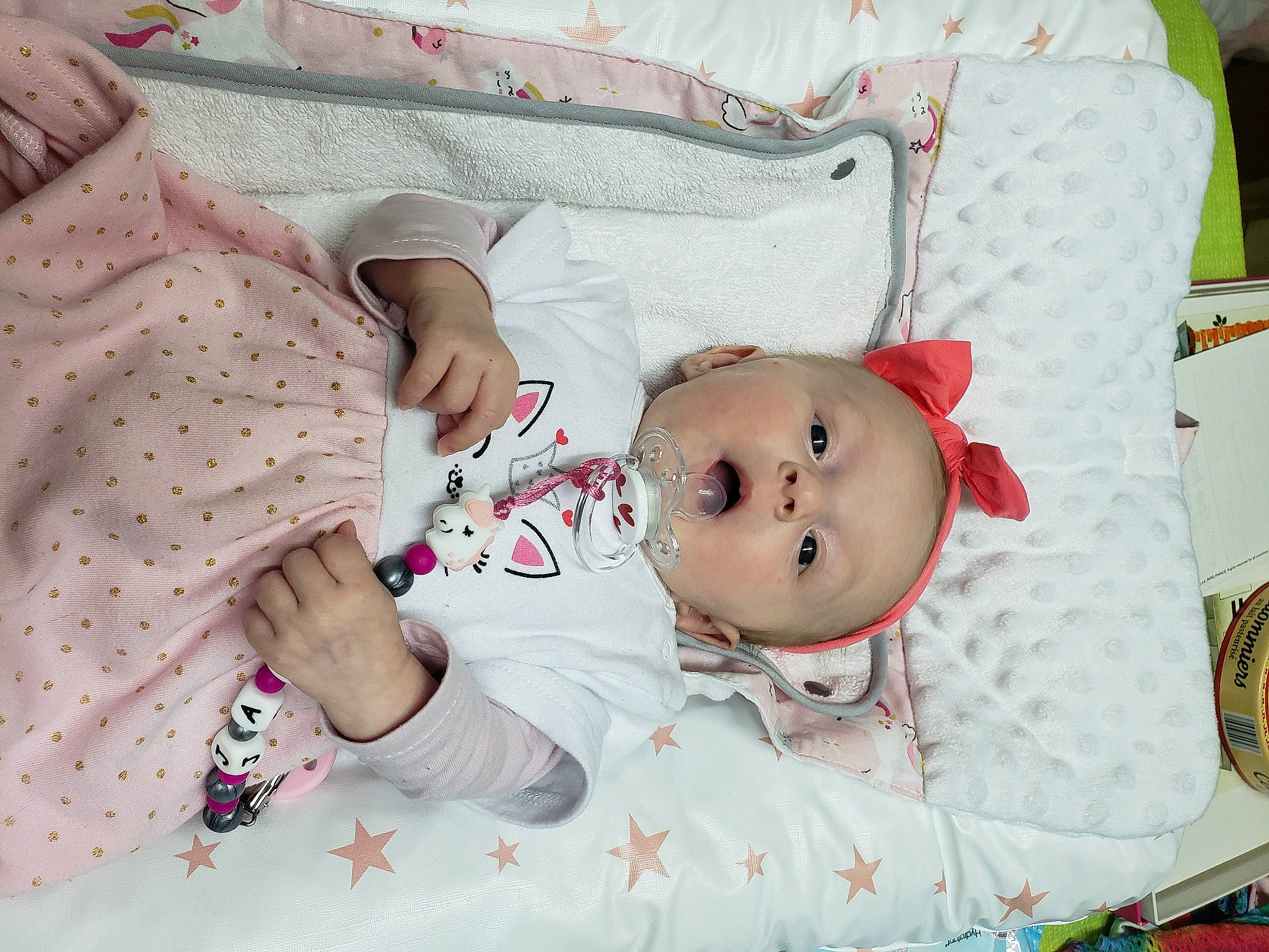 Jade participe au concours pour gagner de l'argent avec cette photo : baby, baby_products, baby_safety, baby_sleeping, baby_toddler_clothing, cheek, child, comfort, eye, eyelash, head, linens, pattern, person, pink, room, skin, sleeve, textile, toddler