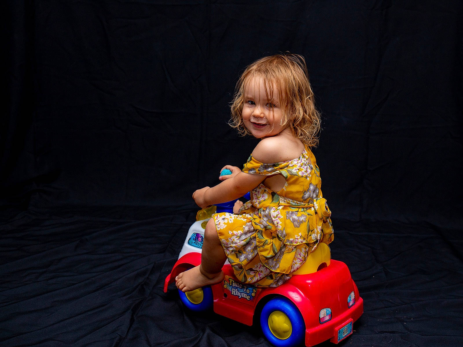 Alice participe au concours pour gagner de l'argent avec cette photo : automotive_tire, automotive_wheel_system, child, dress, electric_blue, event, flash_photography, fun, happy, joy, magenta, motor_vehicle, person, recreation, riding_toy, sitting, smile, tire, toddler, toy