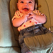 Freya participe au concours pour gagner de l'argent avec cette photo : baby, infant, smiling, happy, cute, clothing, denim_shorts, heart_pattern, baby_seat, cushion, comfort, socks, striped_socks, hands, face, eyes, mouth, skin, indoor, portrait