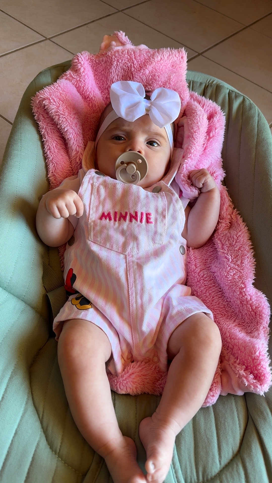 Freya participe au concours pour gagner de l'argent avec cette photo : baby, infant, pacifier, headband, bow, pink_blanket, pink_clothing, minnie, cushion, seat, indoor, child, legs, feet, fist, cute, portrait, comfort, toddler, soft_texture