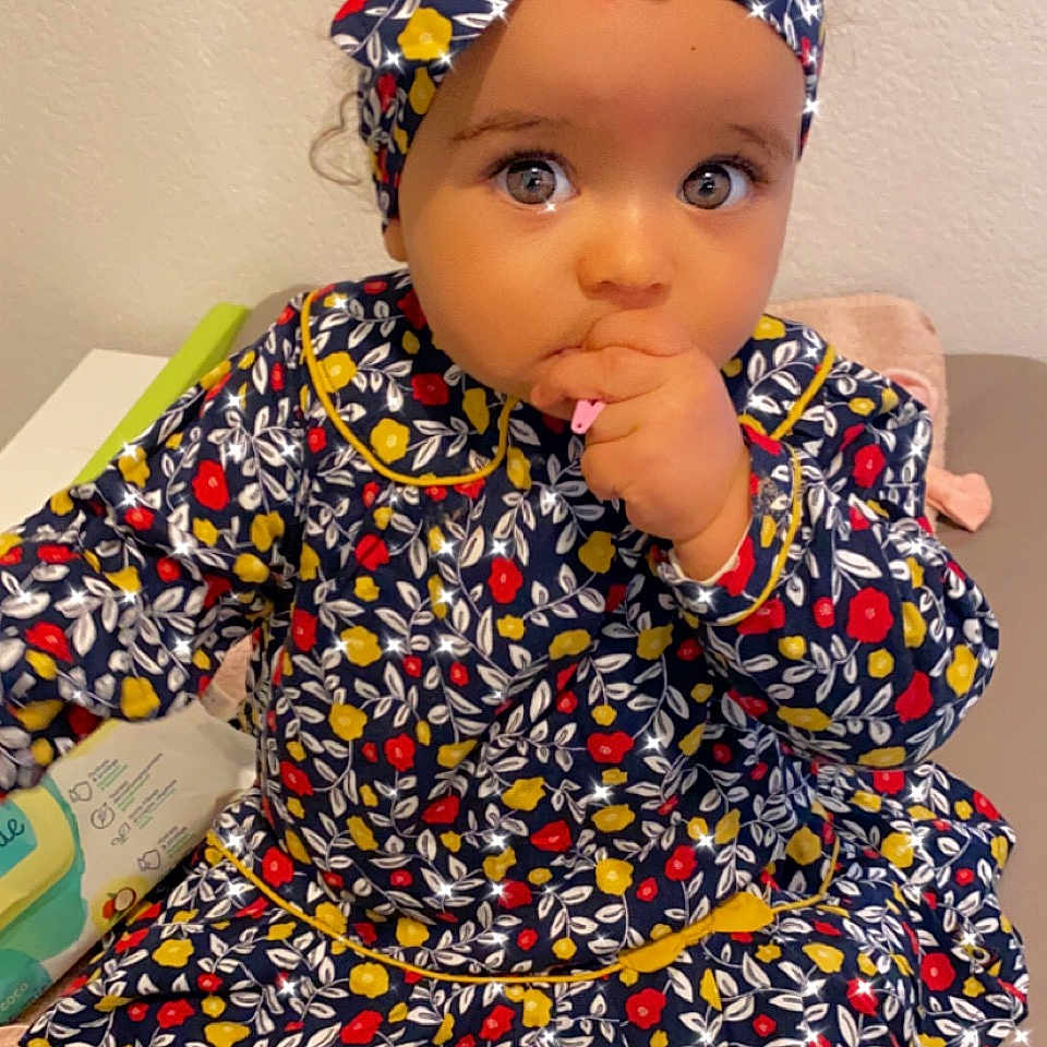 Ambre a rejoint le concours — aidez-le/la à gagner de superbes lots ! baby_toddler_clothing, cap, event, eyewear, fashion_design, fun, happy, headgear, headpiece, jewellery, lip, neck, outerwear, pattern, plant, sleeve, street_fashion, textile, toddler, yellow