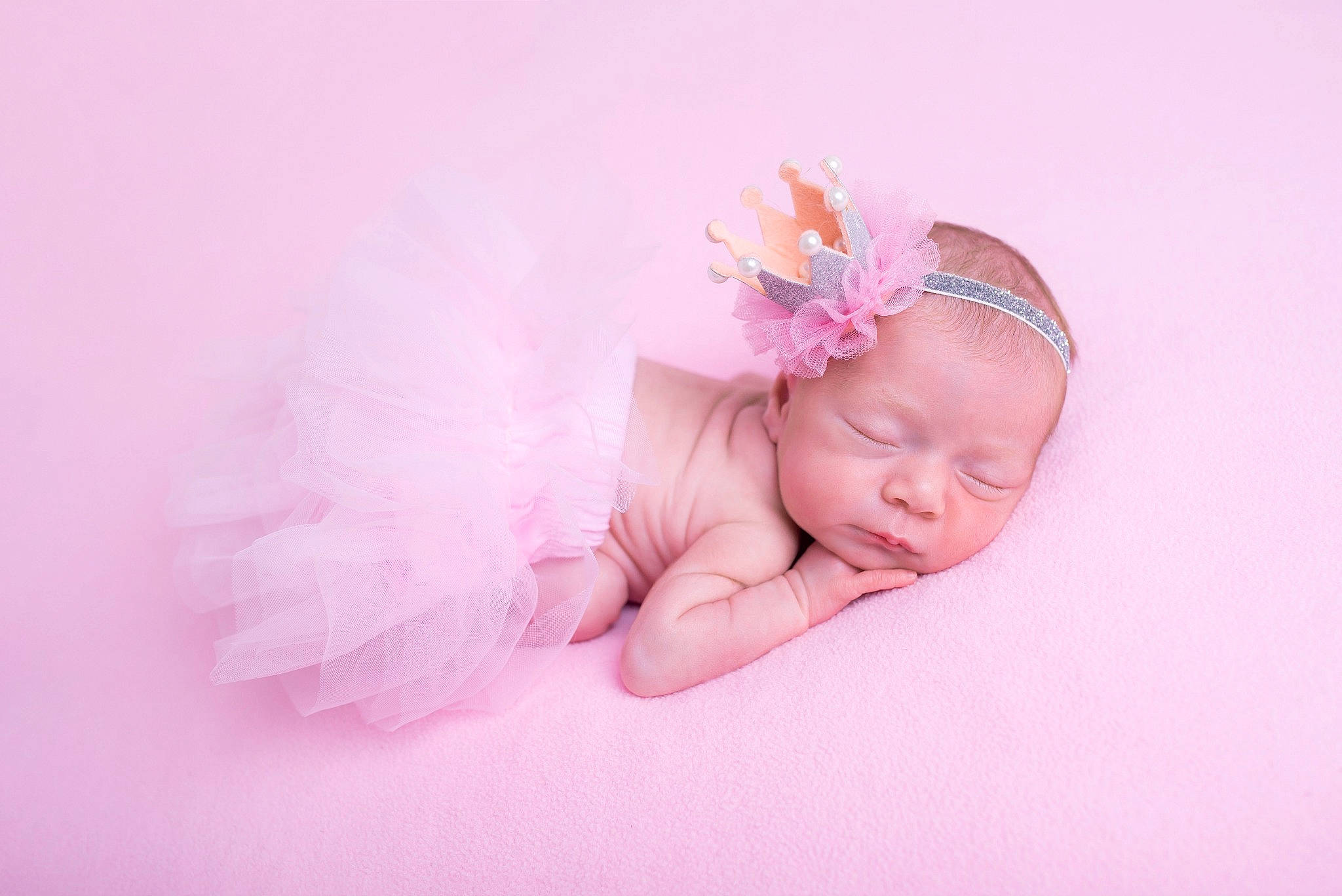 Mia participe au concours pour gagner de l'argent avec cette photo : baby, baby_sleeping, child, costume, costume_accessory, crown, fashion_accessory, hair_accessory, headband, headgear, headpiece, person, photograph, photography, pink, portrait_photography, product, skin, toddler