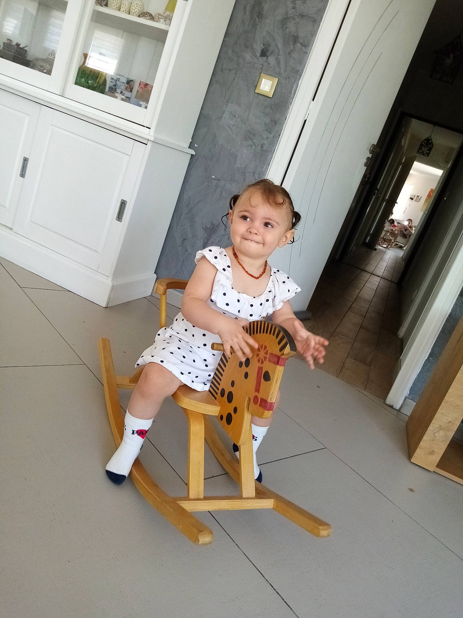 Lena a rejoint le concours — aidez-le/la à gagner de superbes lots ! baby, baby_toddler_clothing, cabinetry, chair, comfort, design, door, floor, flooring, folding_chair, fun, hardwood, joy, knee, outdoor_furniture, person, room, shorts, sitting, thigh