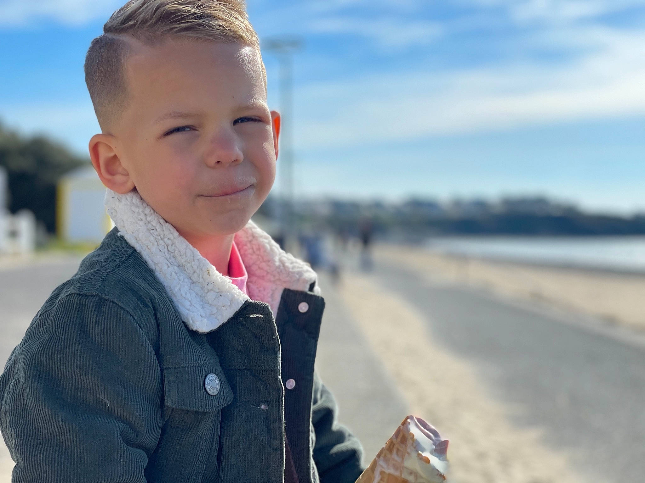 Liham a rejoint le concours — aidez-le/la à gagner de superbes lots ! beach, blond, cloud, dress_shirt, flash_photography, fun, grass, hairstyle, happy, iris, leisure, people_in_nature, person, skin, sky, sleeve, smile, street_fashion, toddler, travel