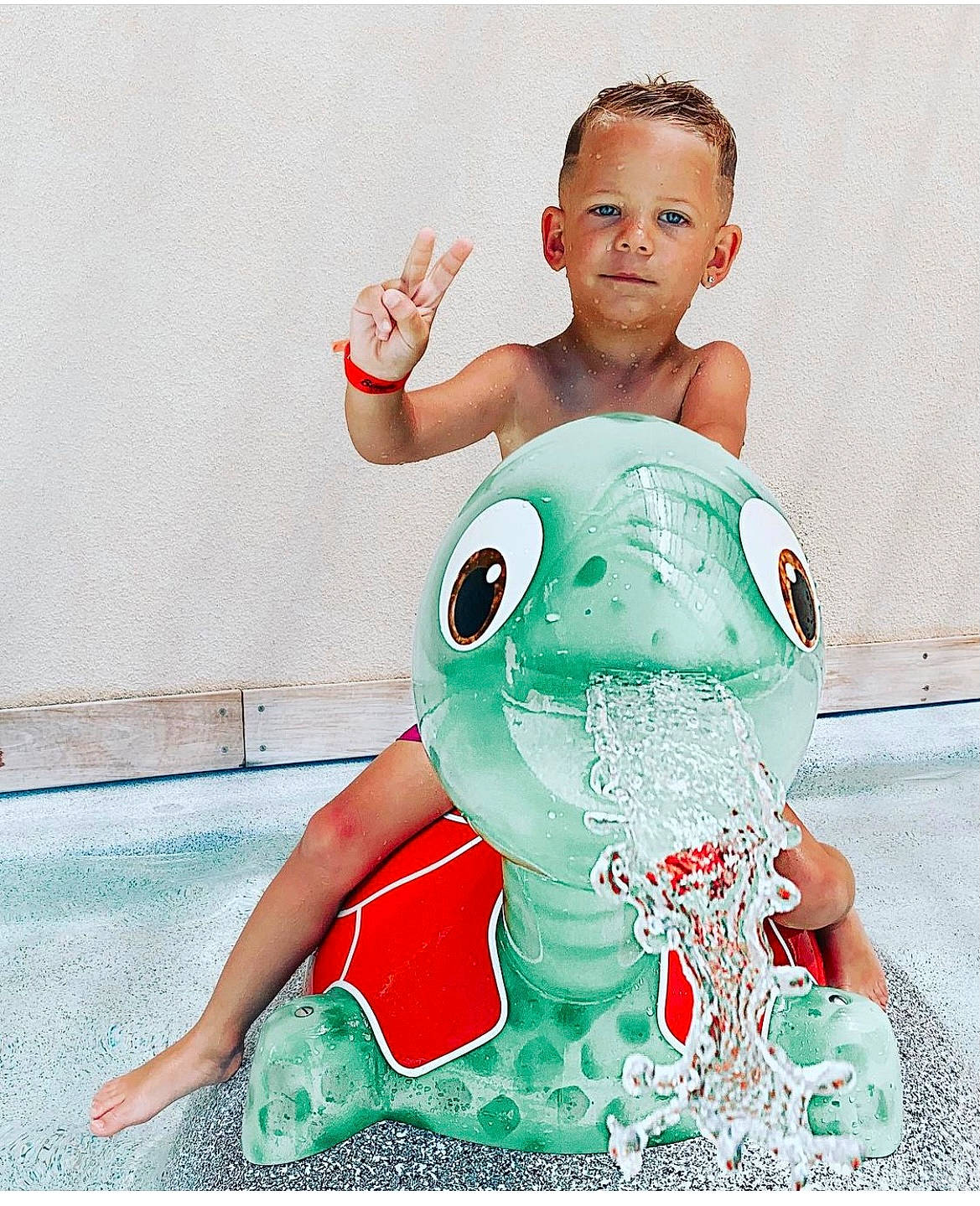 Liham participe au concours pour gagner de l'argent avec cette photo : abdomen, aqua, baby_products, baby_toddler_clothing, bathing, chest, child, fictional_character, fun, grass, happy, leisure, person, recreation, sitting, sleeve, t_shirt, toddler, top, toy