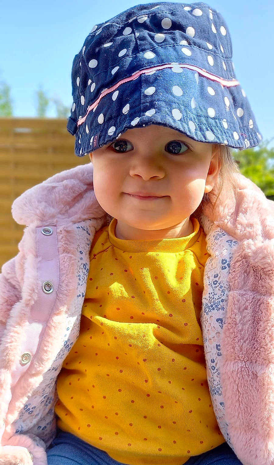 El?a participe au concours pour gagner de l'argent avec cette photo : baby, baby_toddler_clothing, cap, costume_hat, dress, face, grass, happy, hat, headgear, headwear, joy, lip, outerwear, pattern, people_in_nature, person, pink, skin, sleeve