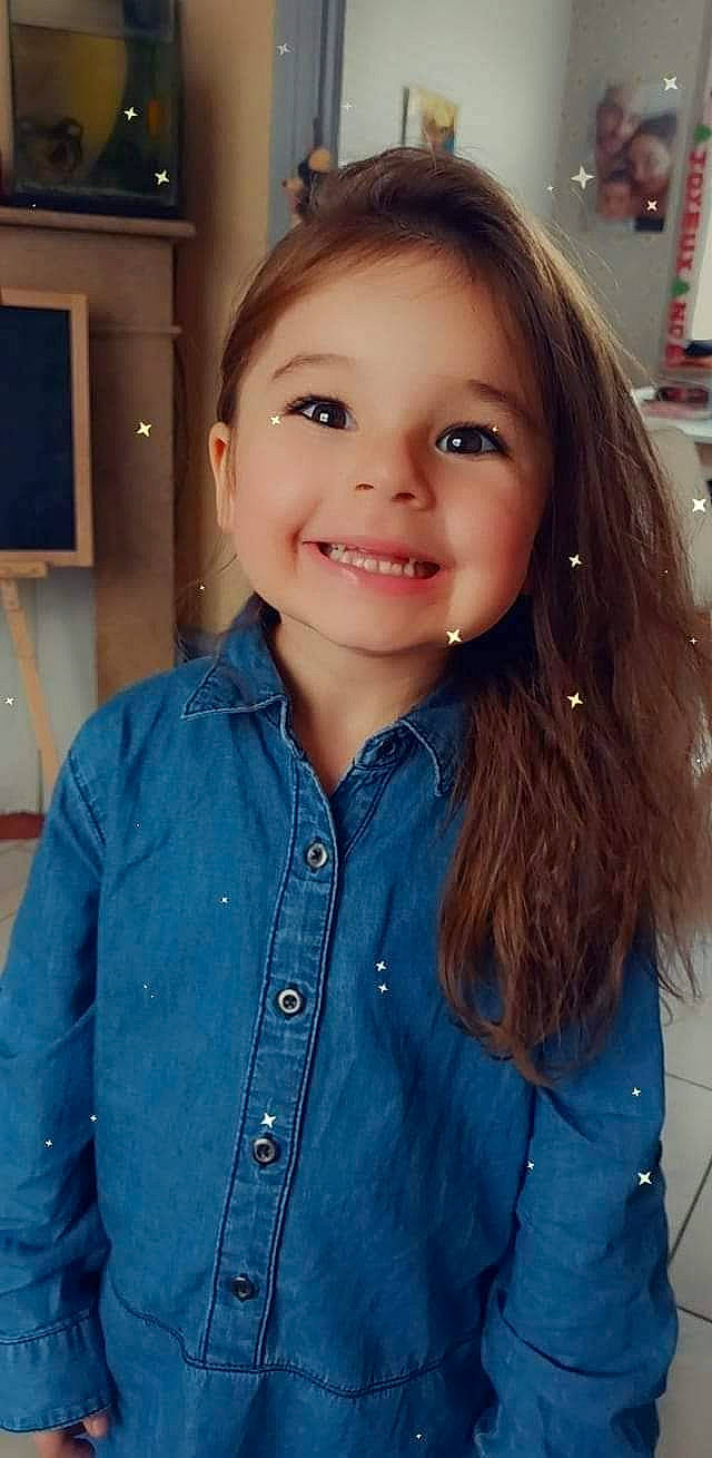 Adélys participe au concours pour gagner de l'argent avec cette photo : blazer, cheek, chin, clothing, collar, cool, dress_shirt, eye, face, hair, hairstyle, happy, head, iris, joy, lip, nose, person, shoulder, skin