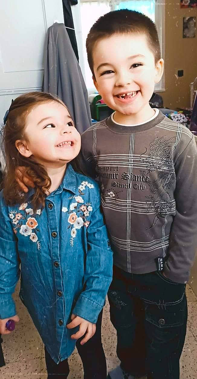 Adélys a rejoint le concours — aidez-le/la à gagner de superbes lots ! beauty, black, child, clothing, denim, face, facial_expression, flash_photography, hair, hairstyle, happy, head, iris, joy, neck, person, skin, sleeve, smile, standing