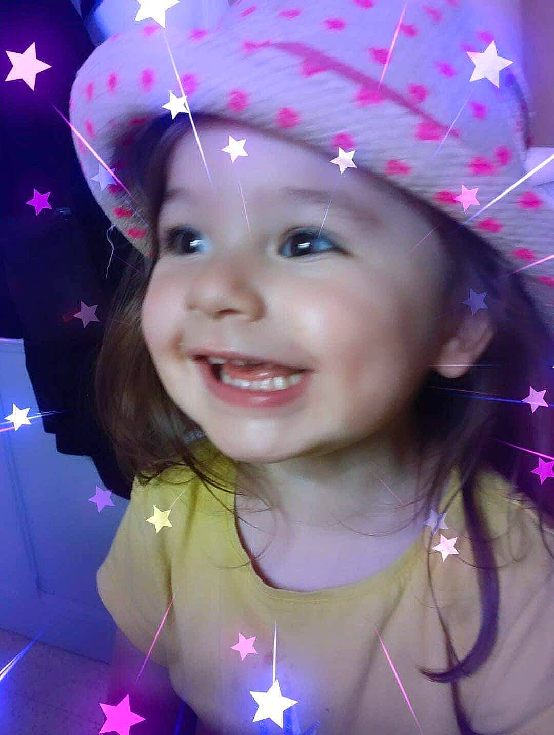 Adélys a rejoint le concours — aidez-le/la à gagner de superbes lots ! beauty, child, cool, costume_hat, electric_blue, face, facial_expression, fun, happy, hat, headgear, headwear, joy, light, magenta, party_supply, person, pink, purple, smile