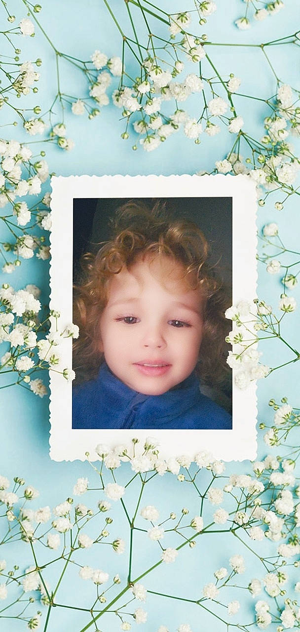 ézéchiel participe au concours pour gagner de l'argent avec cette photo : art, beauty, botany, branch, child, eyelash, floral_design, flower, happy, leaf, pattern, people_in_nature, person, petal, photograph, picture_frame, plant, rectangle, spring, toddler
