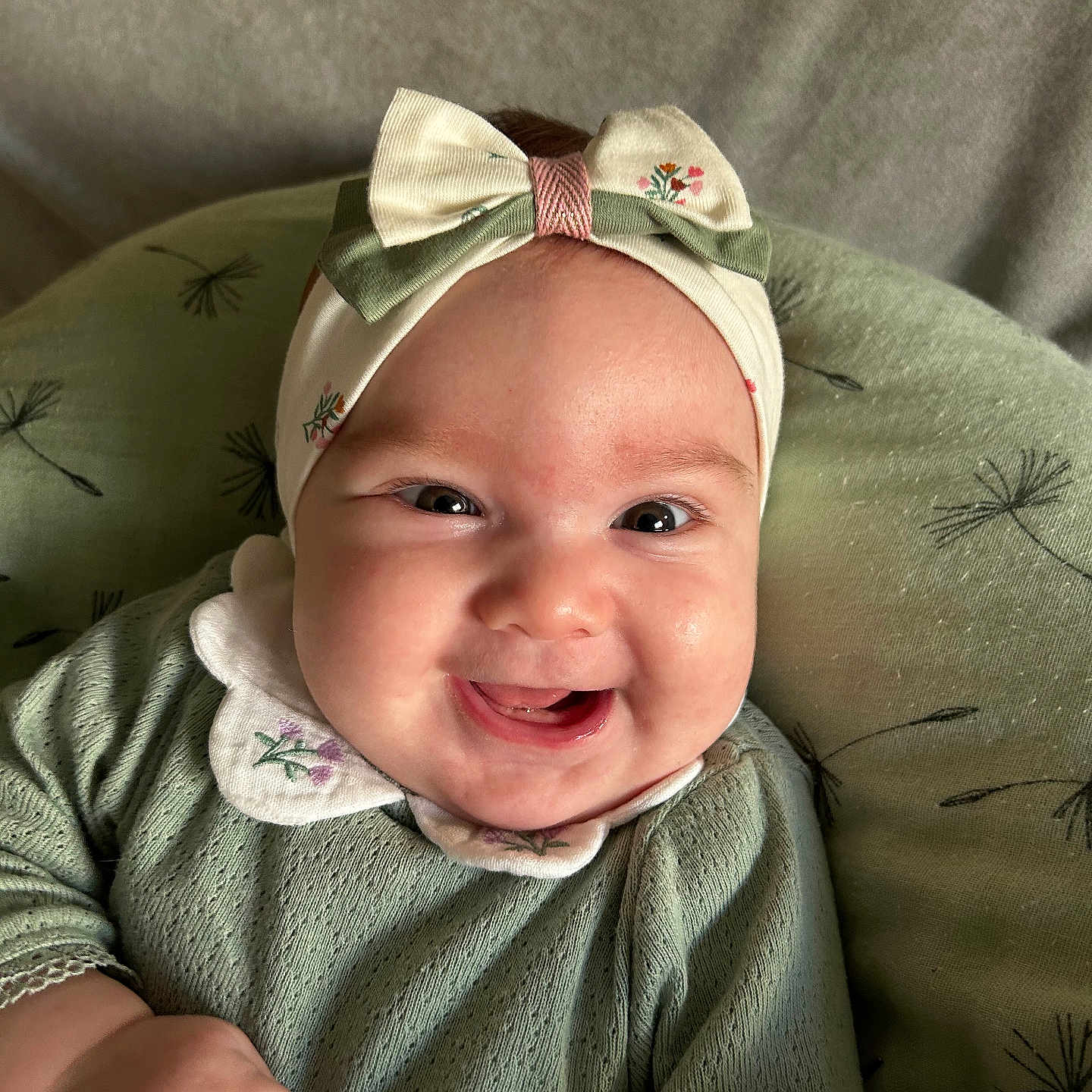 Clara participe au concours pour gagner de l'argent avec cette photo : accessories, baby, babylaughing, bonnet, clothing, couch, cushion, face, furniture, happy, hat, head, headband, homedecor, laughing, newborn, person, photography, portrait, smile