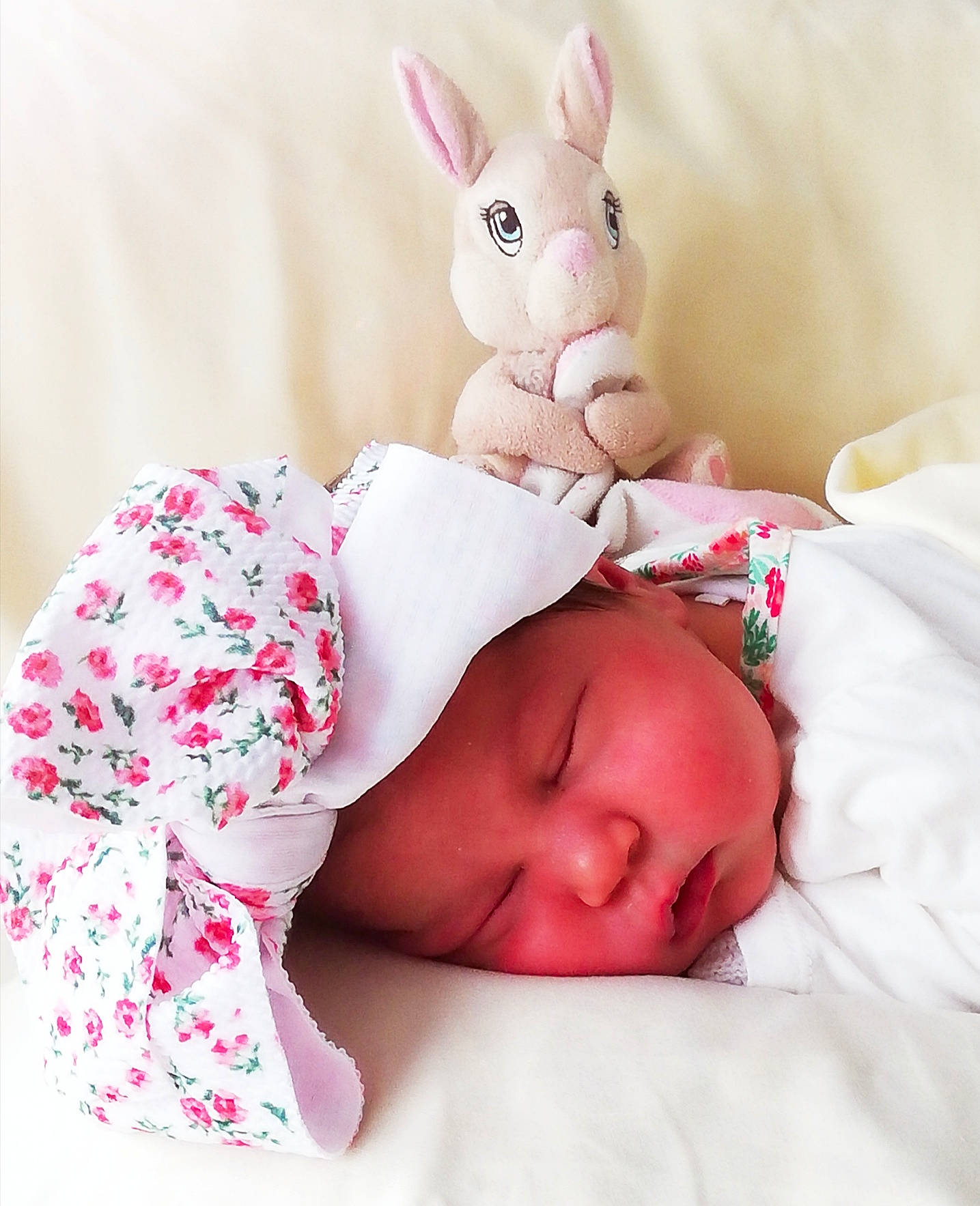 Shemsy a rejoint le concours — aidez-le/la à gagner de superbes lots ! baby, baby_products, baby_sleeping, baby_toddler_clothing, bed, bedding, bedtime, child, comfort, finger, happy, headwear, linens, pattern, person, pink, room, skin, sleeve, textile