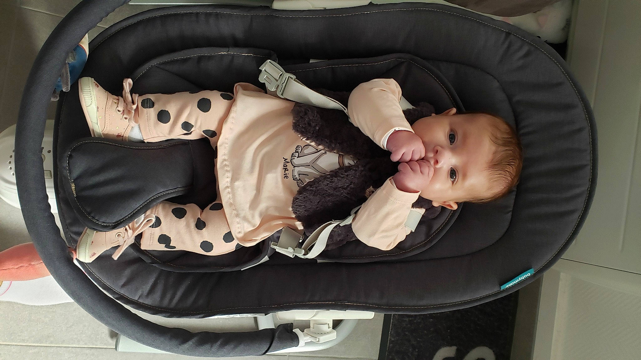 Maëlya a rejoint le concours — aidez-le/la à gagner de superbes lots ! auto_part, baby, baby_carriage, baby_products, baby_safety, baby_toddler_clothing, car_seat, child, comfort, lap, person, sitting, smile, toddler