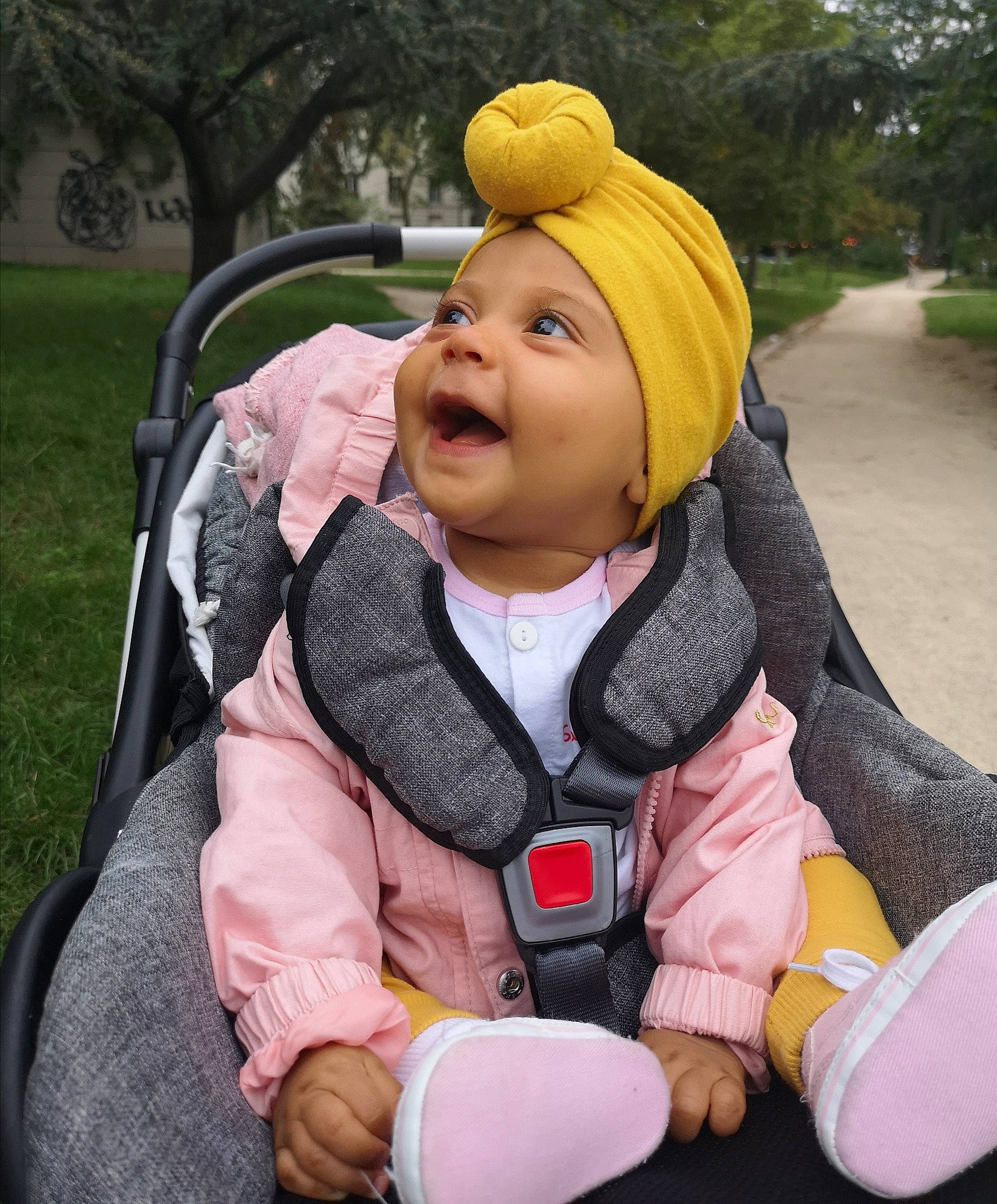 Jailey participe au concours pour gagner de l'argent avec cette photo : baby, baby_carriage, baby_toddler_clothing, cap, child, comfort, fun, grass, happy, hat, headwear, leisure, people_in_nature, person, plant, product, recreation, sitting, smile, toddler