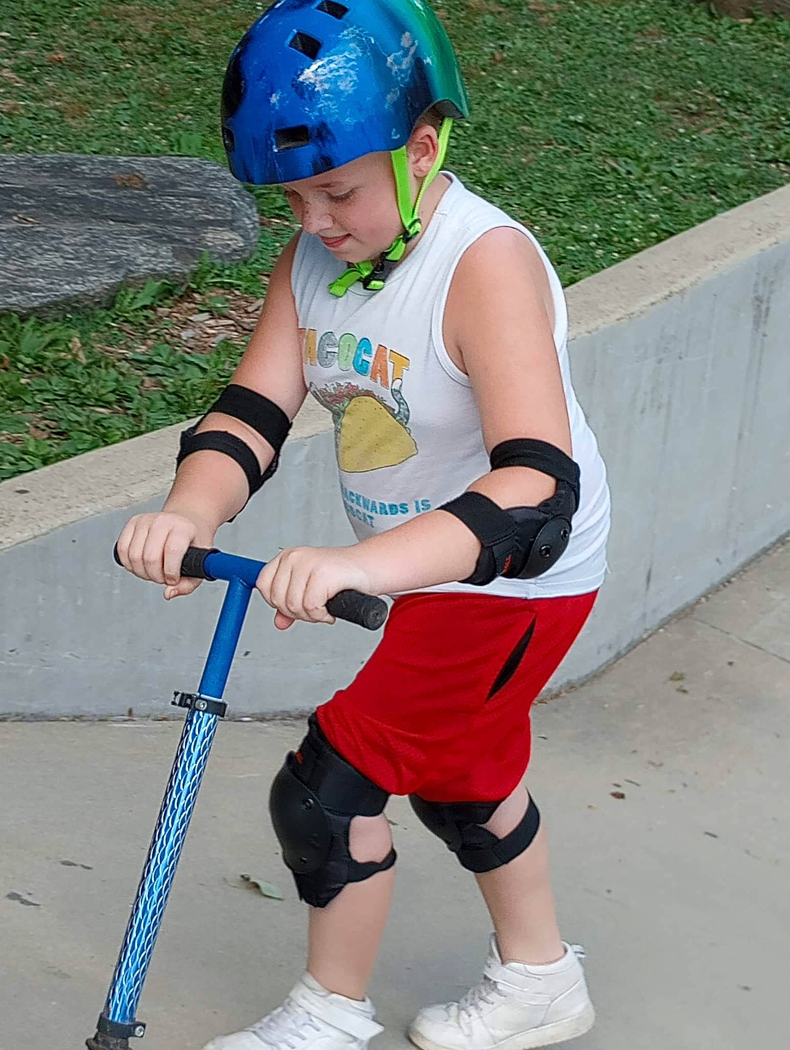 Blaze is registered to the contest to win money with this photo: blue, competition_event, glove, headwear, helmet, human_leg, jersey, knee, person, personal_protective_equipment, player, recreation, shorts, sock, sports, sports_equipment, sports_gear, sports_uniform, sportswear, t_shirt