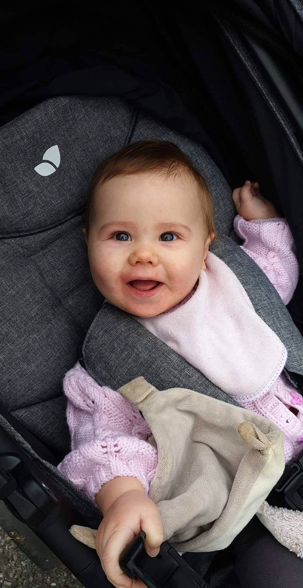 Yélèna participe au concours pour gagner de l'argent avec cette photo : baby, baby_in_car_seat, baby_products, beauty, cheek, child, chin, eye, face, finger, hand, head, iris, lip, nose, person, pink, product, sitting, skin