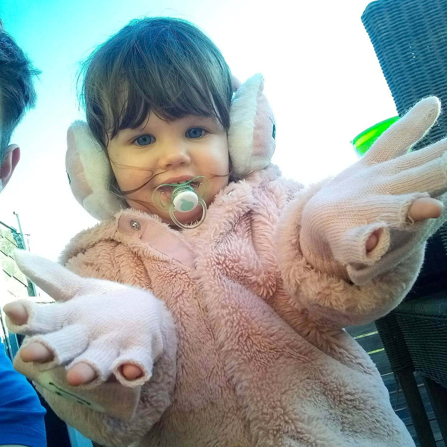 Aléna a rejoint le concours — aidez-le/la à gagner de superbes lots ! art, cheek, ear, eyelash, fawn, finger, fun, gesture, hair, hand, happy, lip, mouth, nose, organism, person, skin, sky, snout, thumb