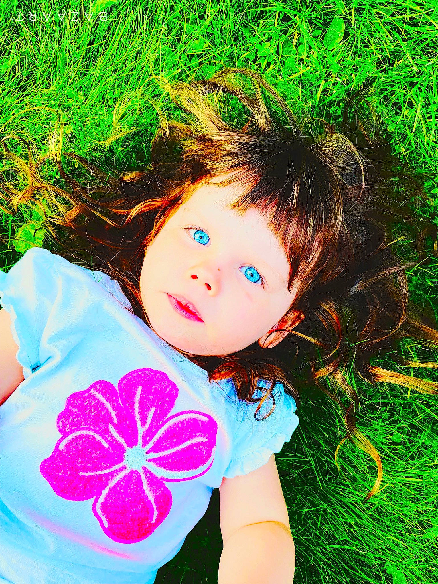 Aléna a rejoint le concours — aidez-le/la à gagner de superbes lots ! baby_toddler_clothing, bangs, black_hair, child, fashion_accessory, fun, grass, happy, leaf, magenta, pattern, people_in_nature, person, petal, skin, t_shirt, toddler