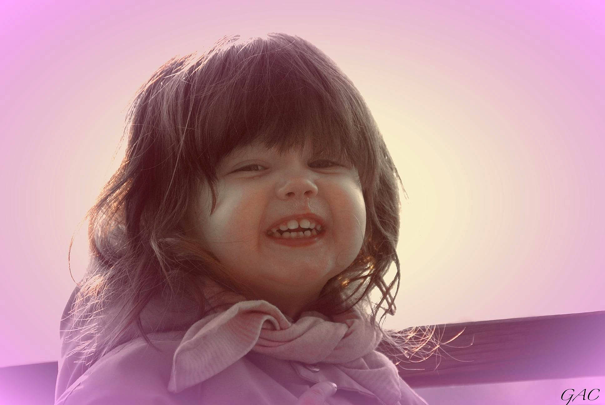 Aléna participe au concours pour gagner de l'argent avec cette photo : bangs, cheek, chin, eyelash, flash_photography, fun, gesture, happy, head, iris, layered_hair, lip, neck, nose, person, pink, purple, shoulder, skin, toddler