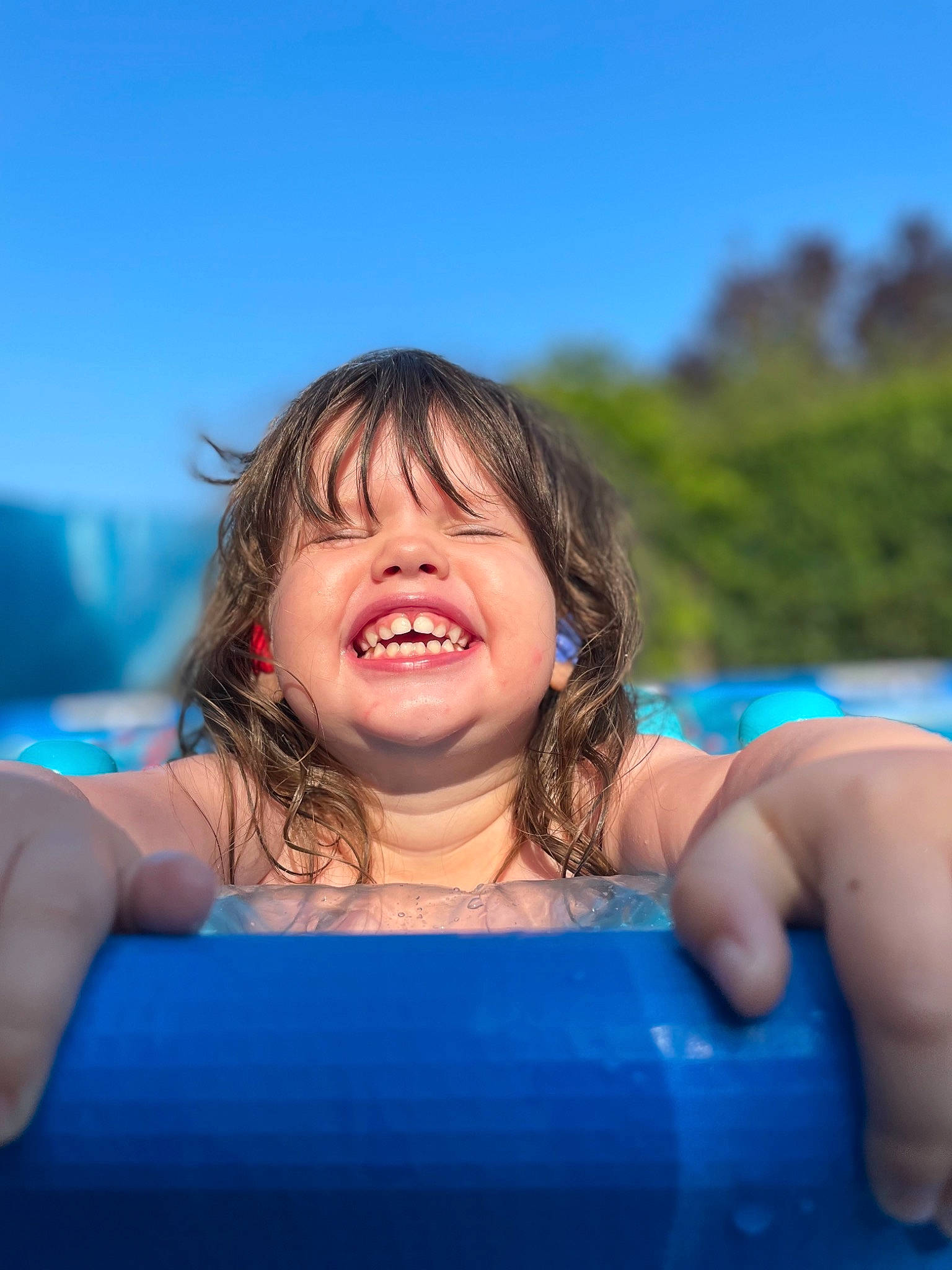 Aléna a rejoint le concours — aidez-le/la à gagner de superbes lots ! arm, azure, bathing, blue, child, electric_blue, flash_photography, fun, gesture, hair, happy, leisure, muscle, person, recreation, skin, sky, smile, summer, sunlight