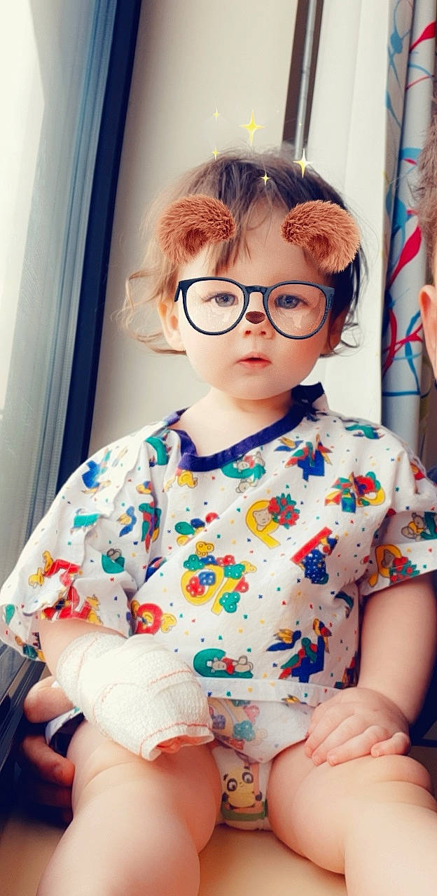 Aléna participe au concours pour gagner de l'argent avec cette photo : baby, cheek, child, cool, ear, eyewear, glasses, lip, nose, person, skin, sleeve, toddler, vision_care