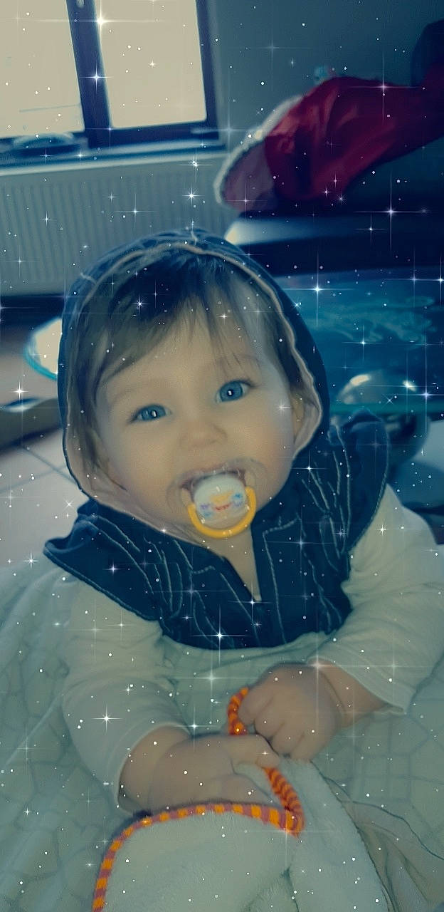 Aléna participe au concours pour gagner de l'argent avec cette photo : baby, cheek, child, cool, eye, face, fun, leisure, nose, person, skin, smile, snow, toddler, vacation, water, winter