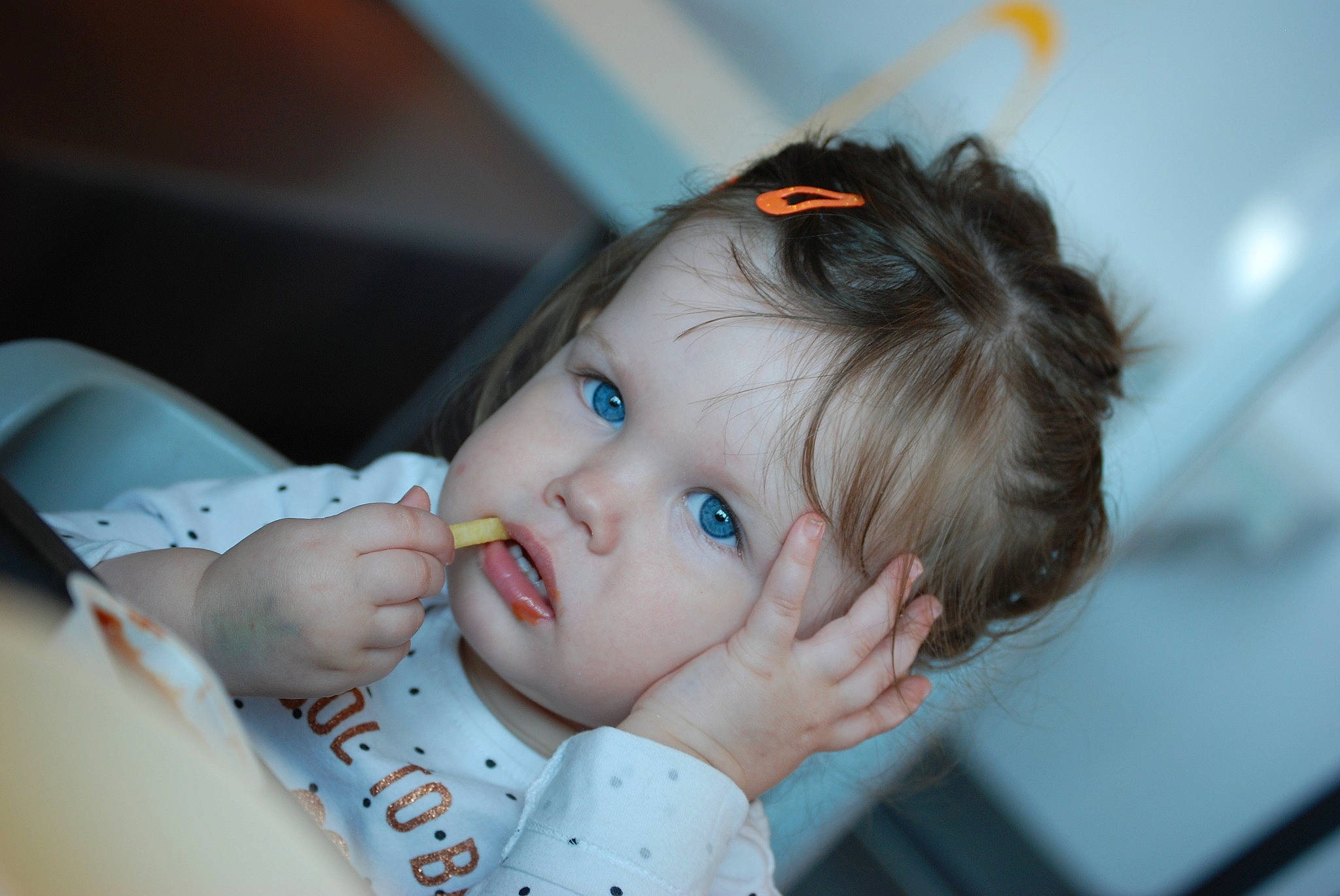 Aléna a rejoint le concours — aidez-le/la à gagner de superbes lots ! baby, baby_food, baby_playing_with_food, baby_toddler_clothing, cheek, child, comfort_food, eating, eyelash, finger, food_craving, hand, iris, lip, nail, organ, person, skin, sweetness, taste