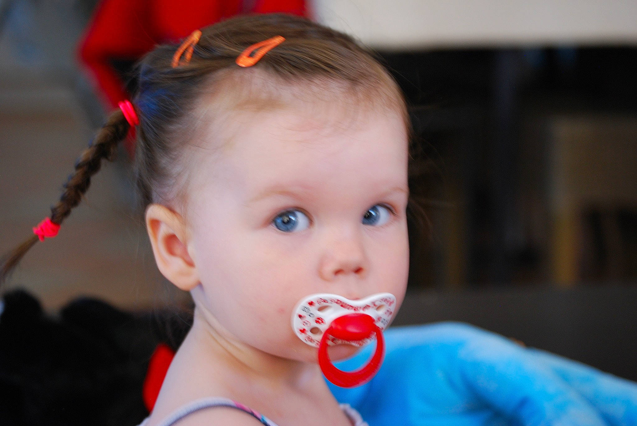 Aléna participe au concours pour gagner de l'argent avec cette photo : baby, baby_toddler_clothing, cheek, child, curious, ear, eyelash, hair_accessory, hair_tie, hairstyle, lip, organ, person, pigtail, toddler