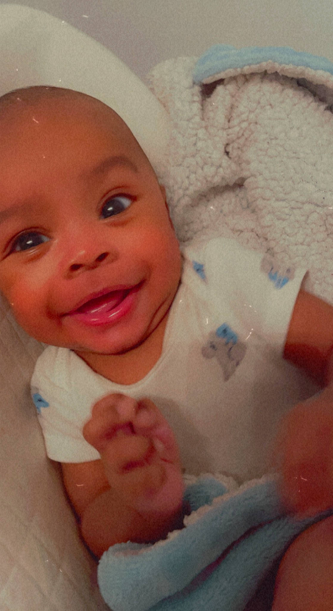 Kaïden a rejoint le concours — aidez-le/la à gagner de superbes lots ! baby, cheek, child, chin, comfort, eye, eyebrow, finger, gesture, happy, iris, joy, linens, lip, mouth, nose, person, skin, smile, thumb