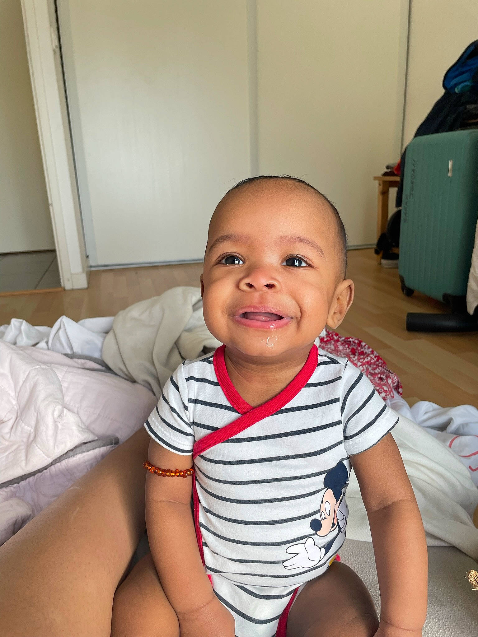 Kaïden a rejoint le concours — aidez-le/la à gagner de superbes lots ! baby, baby_toddler_clothing, cheek, comfort, elbow, finger, flooring, happy, joint, joy, knee, leg, neck, person, sitting, skin, sleeve, smile, thigh, thumb