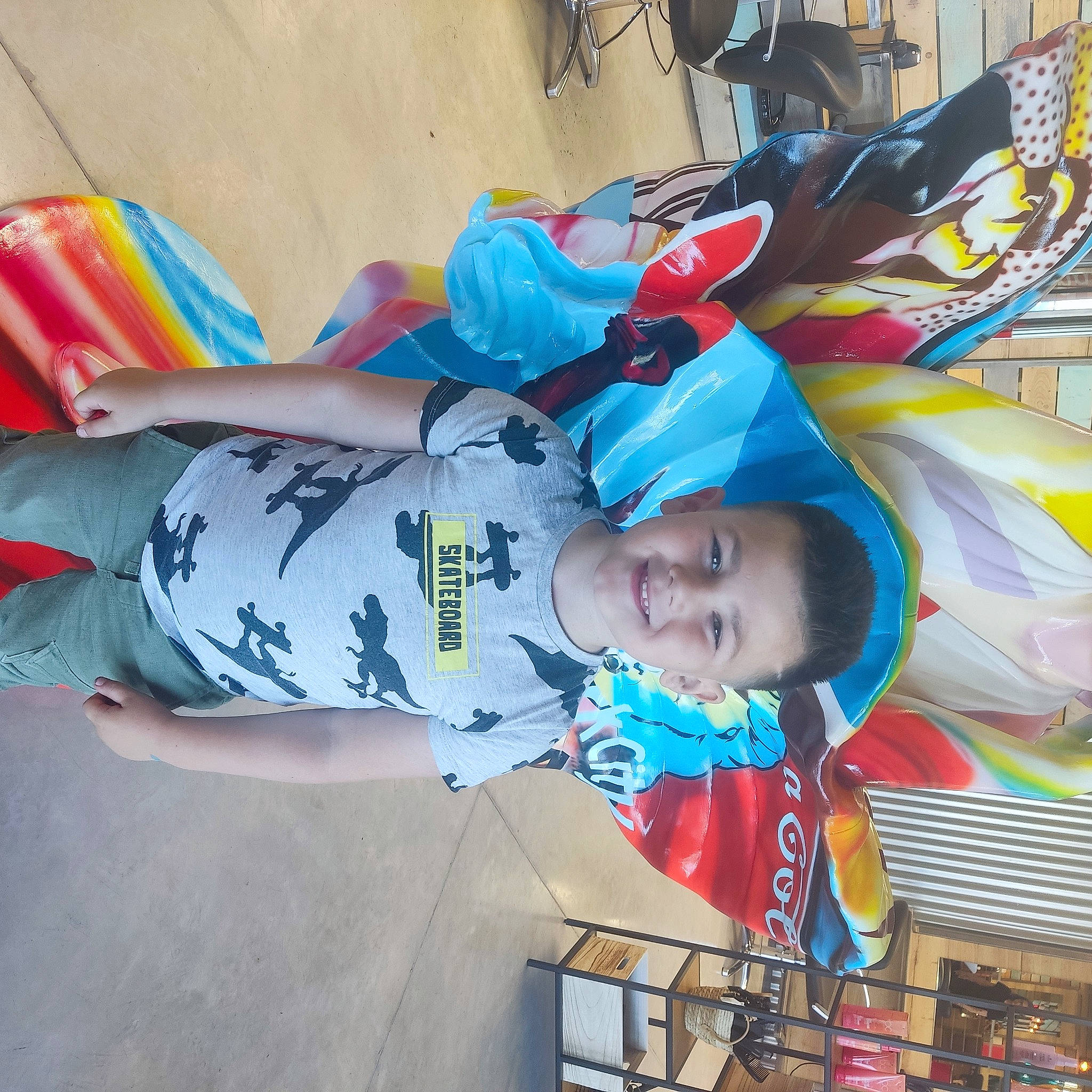 Logan a rejoint le concours — aidez-le/la à gagner de superbes lots ! art, artist, child, electric_blue, fun, happy, joy, leisure, person, recreation, smile, t_shirt, textile, toddler, vacation, visual_arts