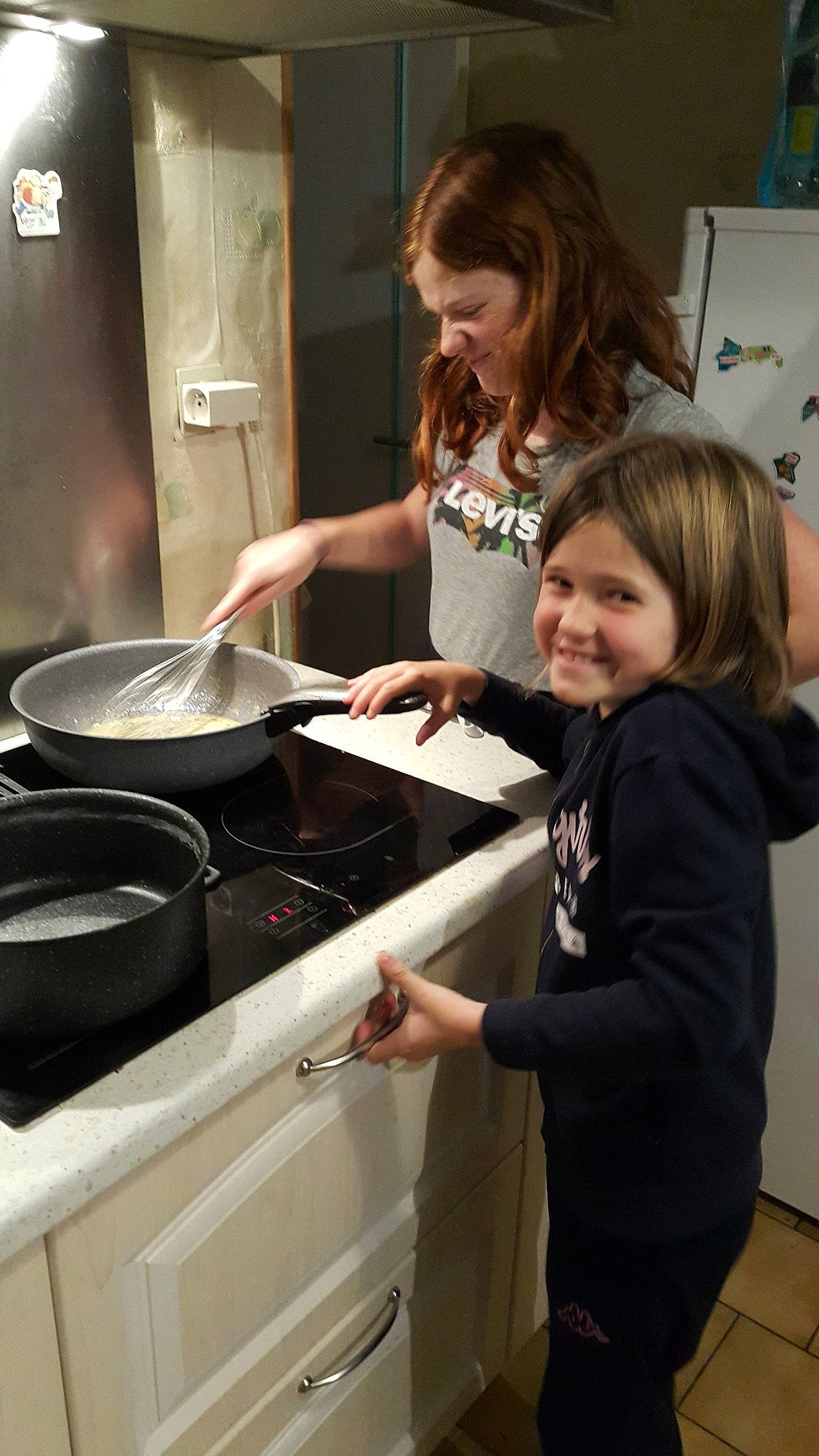 Gaëtane participe au concours pour gagner de l'argent avec cette photo : baking, child, cook, cooking, cookware_and_bakeware, countertop, food, homemaker, joy, kitchen, kitchen_appliance, meal, person, room, toddler, washing