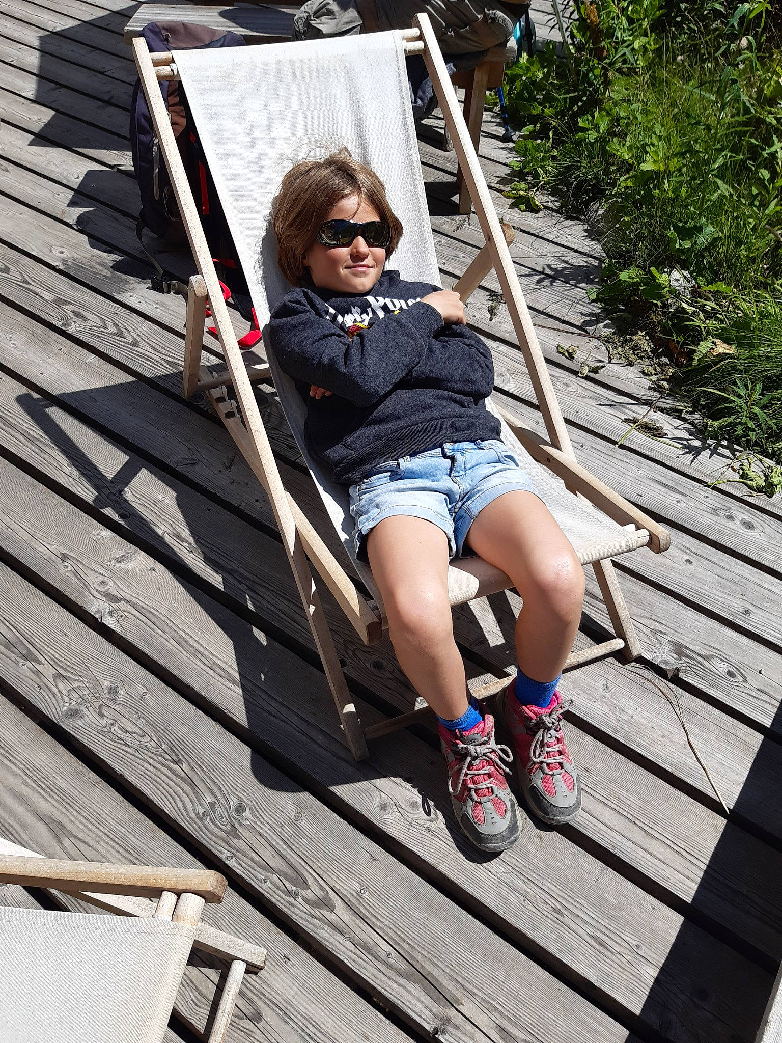 Gaëtane a rejoint le concours — aidez-le/la à gagner de superbes lots ! child, footwear, fun, glasses, leg, leisure, person, photography, shoe, shorts, sitting, tourism, tree, vacation, wood