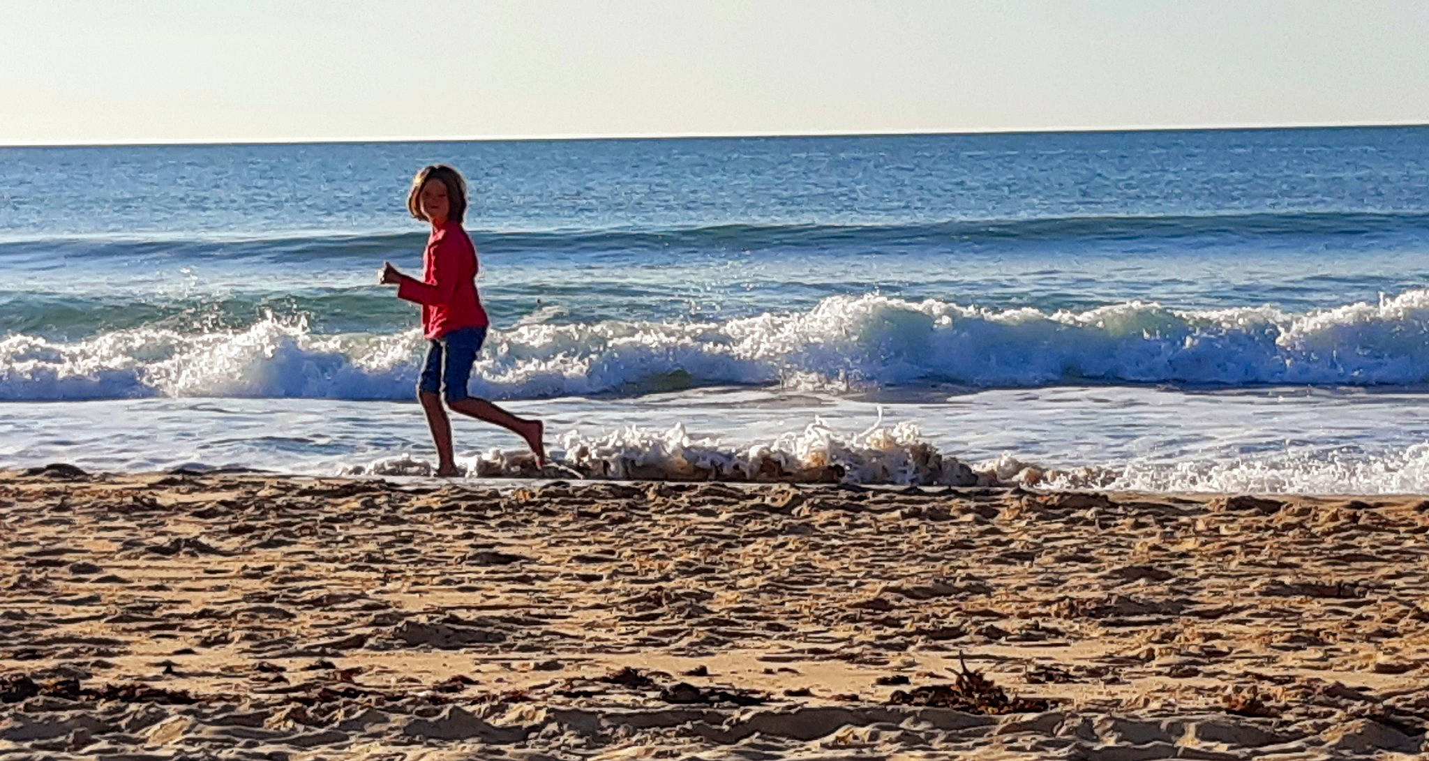 Gaëtane a rejoint le concours — aidez-le/la à gagner de superbes lots ! barefoot, beach, body_of_water, calf, child, coast, coastal_and_oceanic_landforms, fun, holiday, leisure, ocean, people_in_nature, people_on_beach, person, sand, sea, shore, summer, vacation, wave