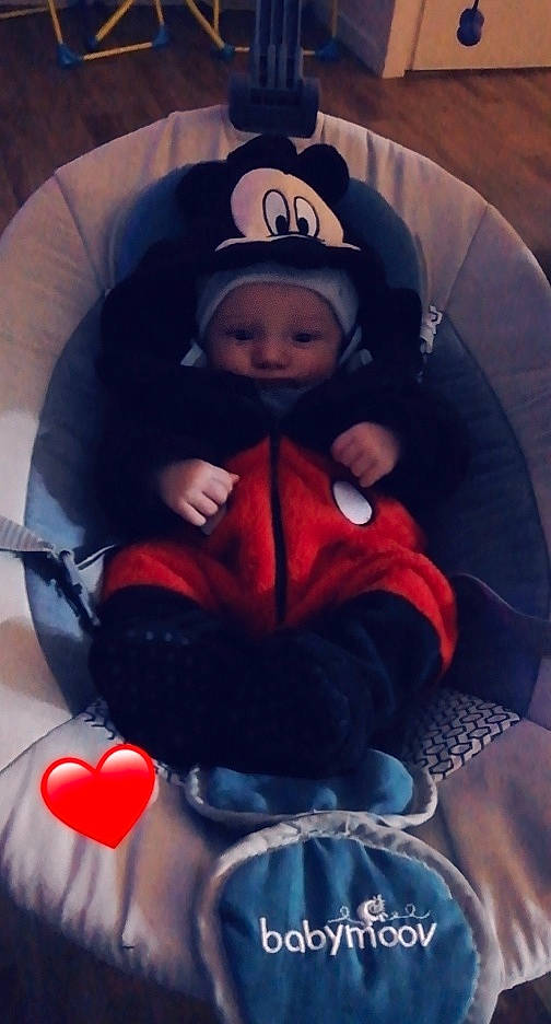 Milàn participe au concours pour gagner de l'argent avec cette photo : baby, baby_carriage, baby_in_car_seat, baby_toddler_clothing, blue, child, comfort, cool, eye, fun, hat, head, headwear, mammal, organ, person, recreation, snapshot, space, toddler