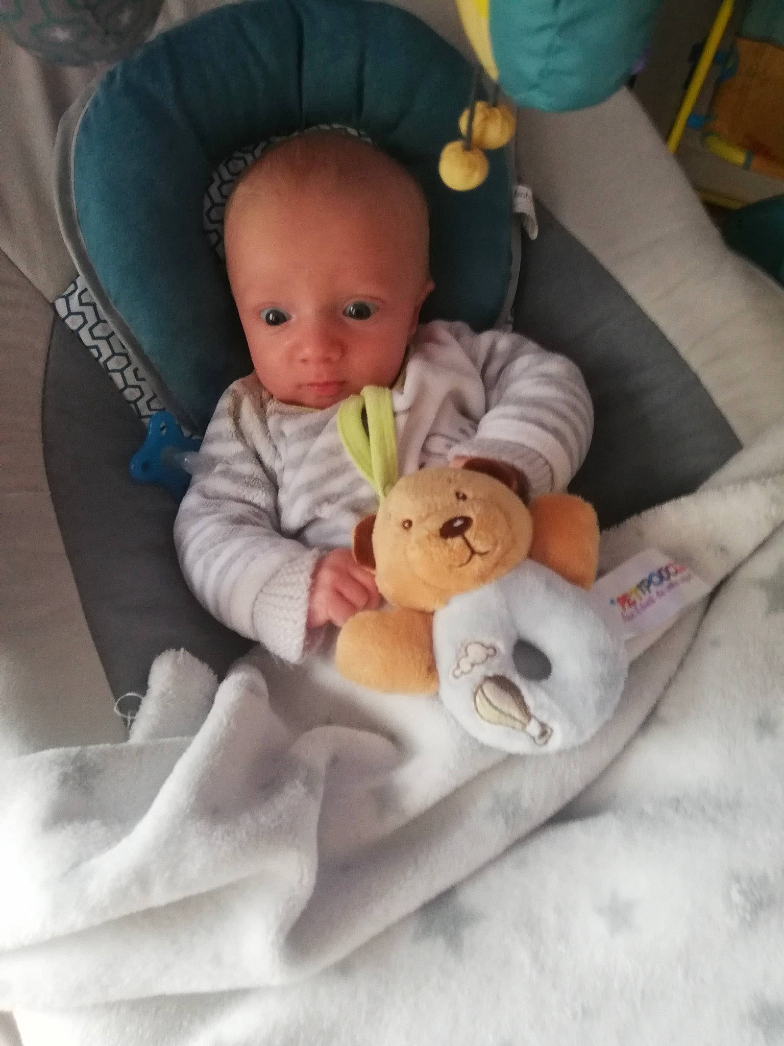 Milàn a rejoint le concours — aidez-le/la à gagner de superbes lots ! arm, baby, baby_carriage, baby_in_car_seat, baby_safety, baby_sleeping, baby_toddler_clothing, chair, cheek, comfort, finger, head, human_body, infant_bed, mouth, nose, person, product, skin, sleeve