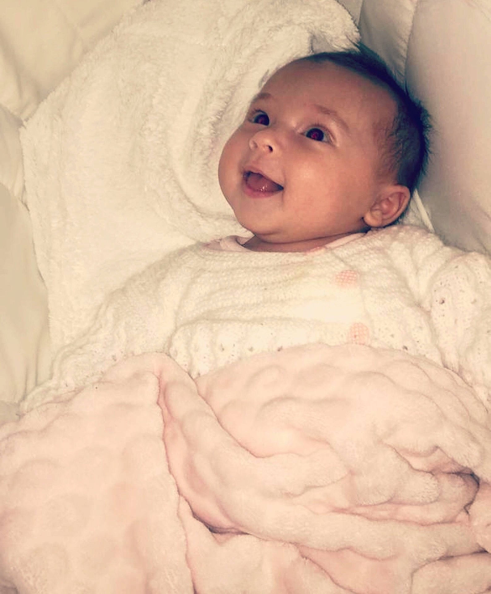 Chloé a rejoint le concours — aidez-le/la à gagner de superbes lots ! abdomen, bed, bedtime, cheek, child, eye, face, girl, head, infant, lip, mouth, neck, nose, person, pink, product, skin, textile, toddler