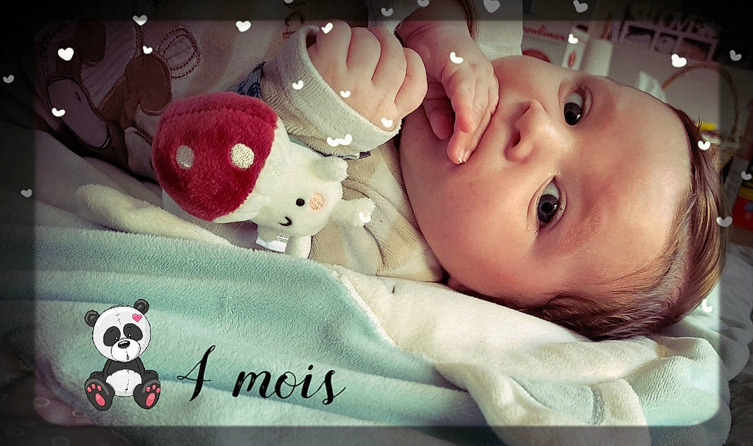 Malonn a rejoint le concours — aidez-le/la à gagner de superbes lots ! baby, baby_products, carmine, cheek, child, comfort, eyelash, facial_expression, happy, linens, nose, pattern, person, photograph, room, skin, textile, toddler, toy, vertebrate