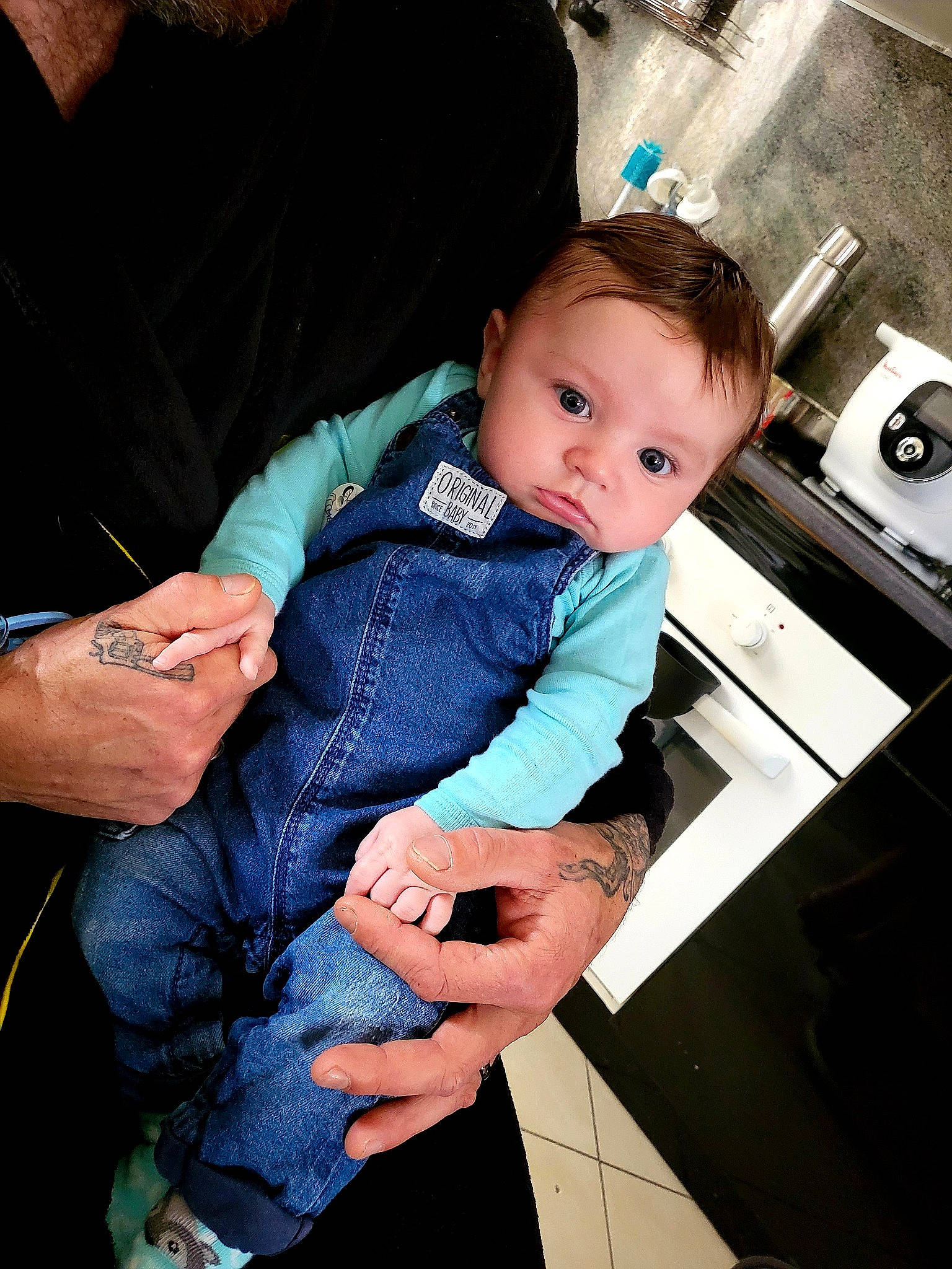 Malonn a rejoint le concours — aidez-le/la à gagner de superbes lots ! baby, baby_toddler_clothing, comfort, electric_blue, facial_expression, finger, flash_photography, gas_stove, hand, happy, home_appliance, human_body, human_leg, kitchen_appliance, knee, lap, person, sitting, thigh, thumb