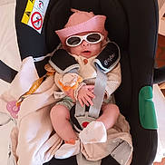Joline a rejoint le concours — aidez-le/la à gagner de superbes lots ! accessories, baby, bodypart, car, clothing, crib, face, finger, furniture, glasses, hand, hat, head, infantbed, person, photography, portrait, sunglasses, transportation, vehicle
