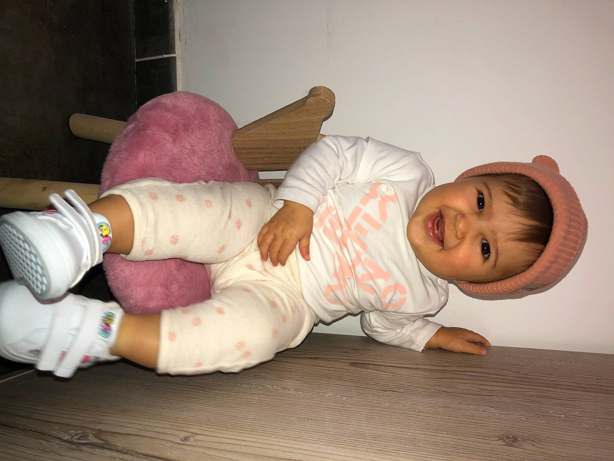 Giuseppa participe au concours pour gagner de l'argent avec cette photo : baby, baby_toddler_clothing, child, comfort, finger, flooring, hand, human_body, human_leg, joy, knee, leg, mammal, person, room, skin, sleeve, smile, sock, thumb