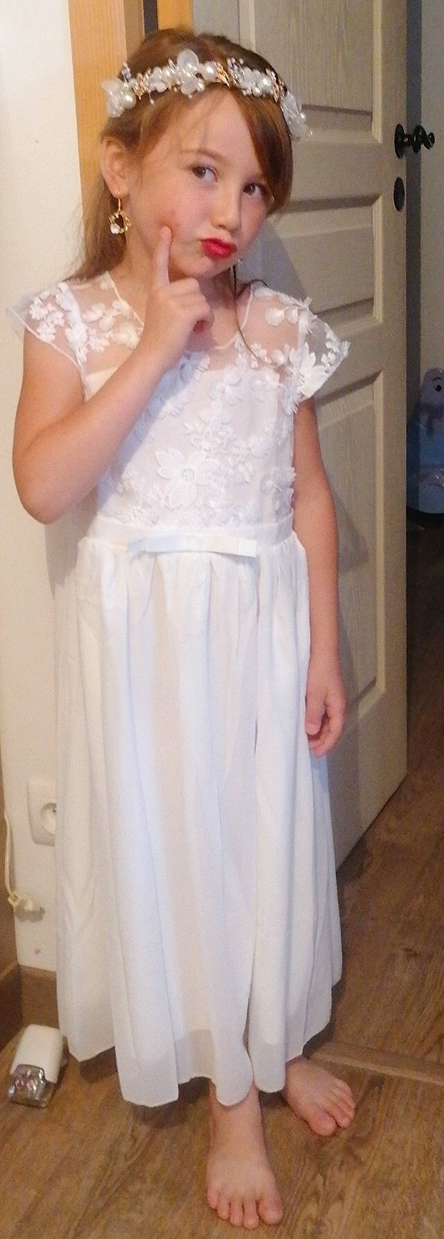 Chloé a rejoint le concours — aidez-le/la à gagner de superbes lots ! bridal_accessory, bridal_clothing, bridal_party_dress, bridal_veil, day_dress, dress, embellishment, fashion_design, flooring, formal_wear, gown, long_hair, one_piece_garment, person, pink, shoulder, sleeve, trunk, waist, wedding_dress