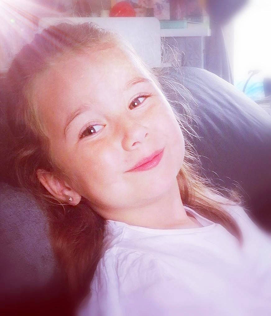 Chloé participe au concours pour gagner de l'argent avec cette photo : blond, cheek, chin, close_up, cool, ear, eyebrow, eyelash, flash_photography, fun, happy, iris, jaw, joy, layered_hair, lip, long_hair, magenta, nose, person