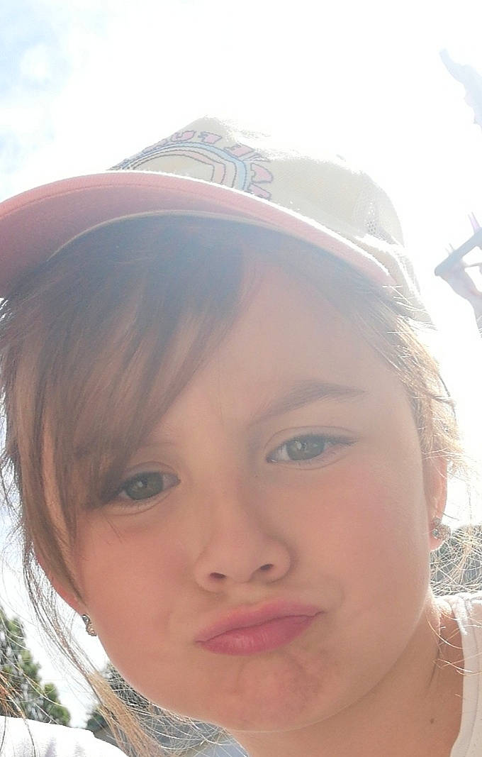 Chloé a rejoint le concours — aidez-le/la à gagner de superbes lots ! black_hair, brown_hair, cap, chin, close_up, cool, eyebrow, eyelash, eyewear, fashion, fashion_accessory, forehead, fun, grass, happy, headgear, lip, nose, person, skin