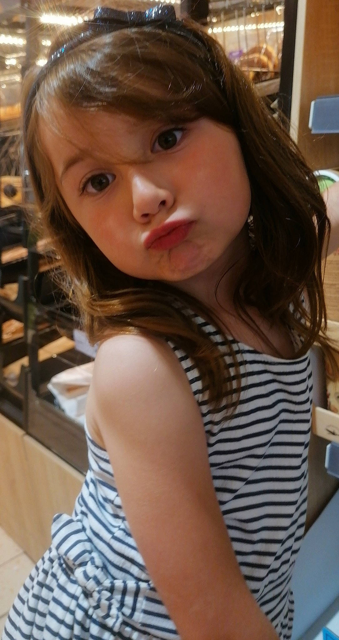 Chloé participe au concours pour gagner de l'argent avec cette photo : cheek, chin, eye, eyebrow, eyelash, face, forehead, hair, hairstyle, head, iris, jaw, lip, mouth, neck, nose, organ, person, shoulder, skin