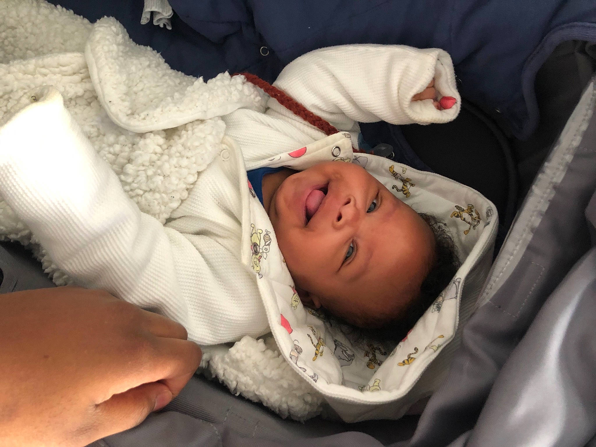 Jahylan a rejoint le concours — aidez-le/la à gagner de superbes lots ! baby, baby_products, baby_safety, baby_toddler_clothing, carmine, cheek, child, comfort, finger, hand, happy, hat, linens, mammal, person, room, sitting, sleeve, smile, toddler