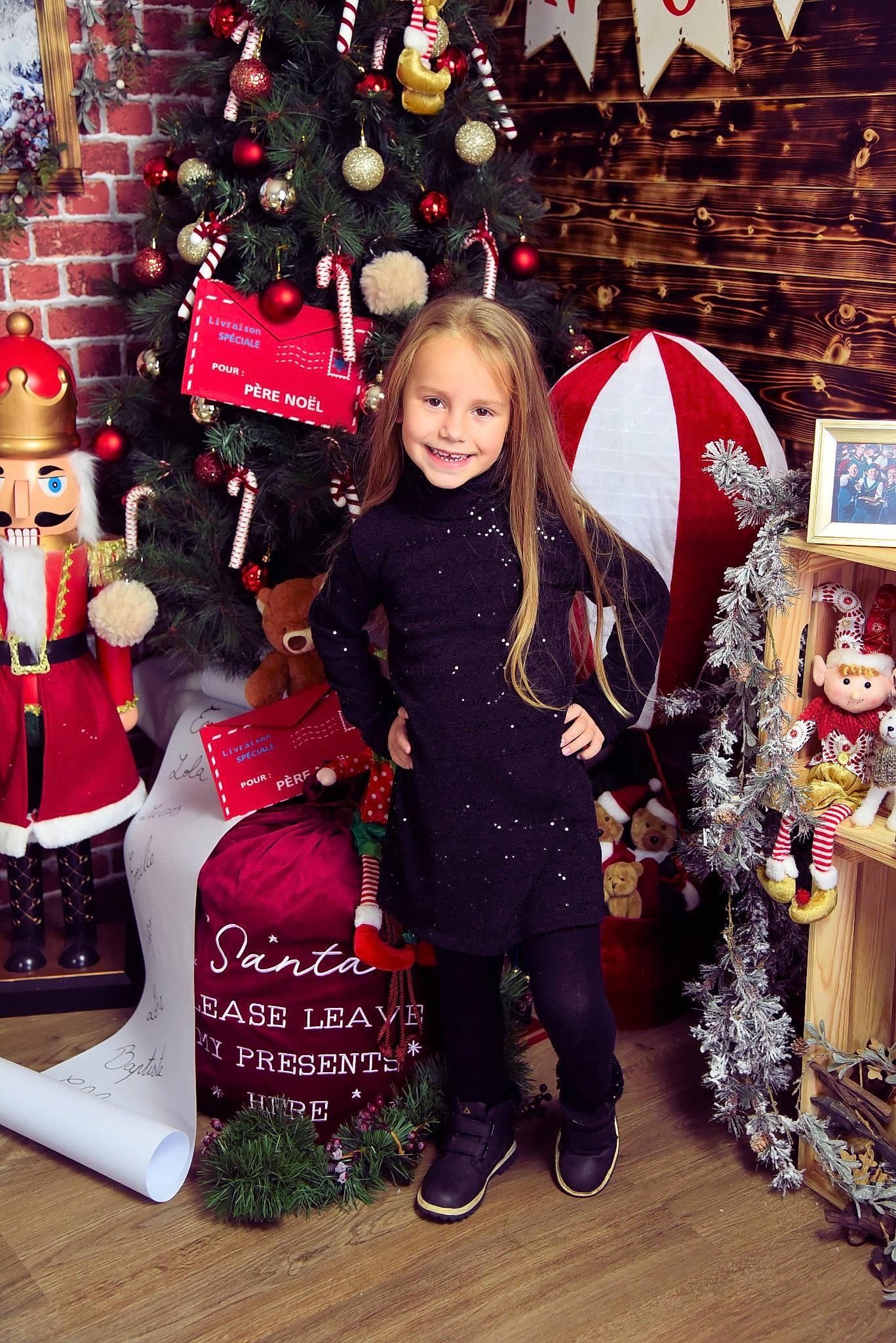 Louna participe au concours pour gagner de l'argent avec cette photo : boot, christmas, christmas_decoration, christmas_eve, christmas_ornament, christmas_tree, event, fashion, fun, happy, holiday, holiday_ornament, joy, ornament, person, product, red, shoe, smile, standing